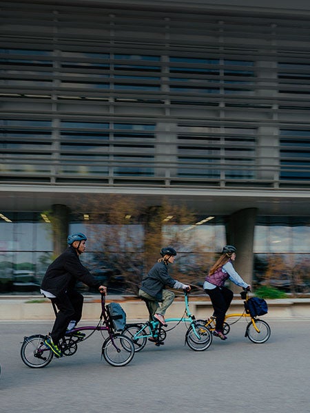 Cuatro personas montadas en bicicletas Brompton.