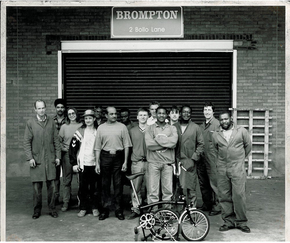 最初のBrompton工場の外に立つアンドリュー・リッチーとそのチーム