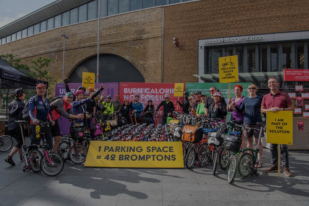 Activistas de Brompton en un evento frente a la estación de London Bridge