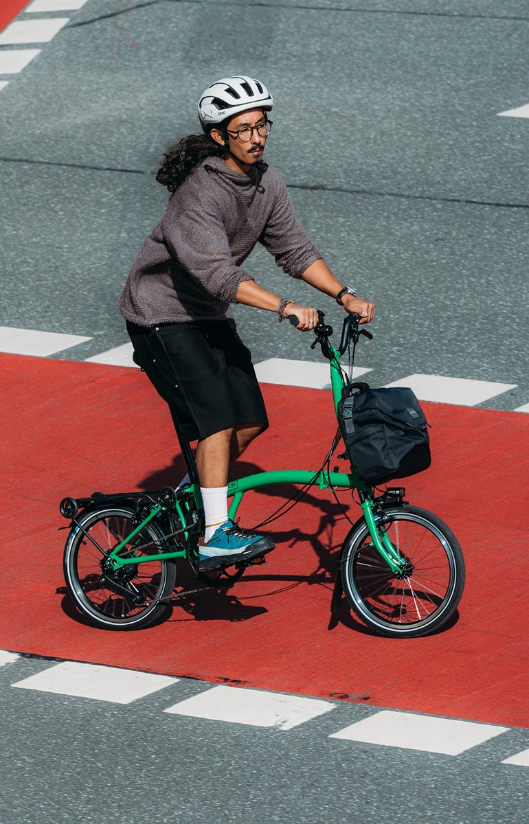 Jemand, der ein Brompton-Fahrrad fährt