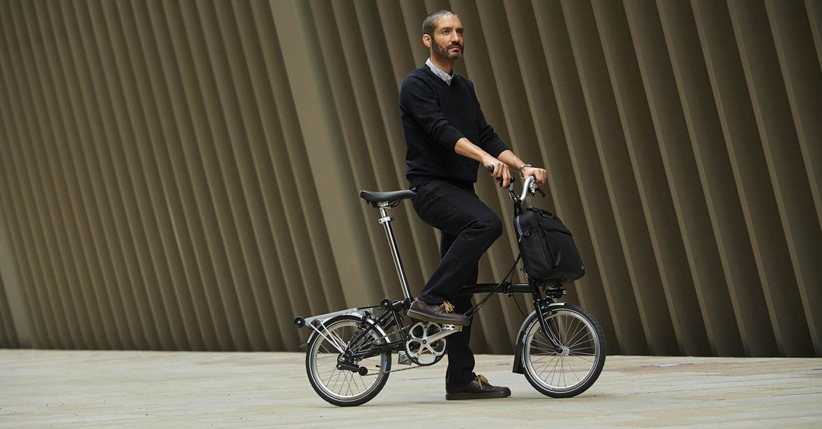 Ein Mann auf einem Brompton-Fahrrad