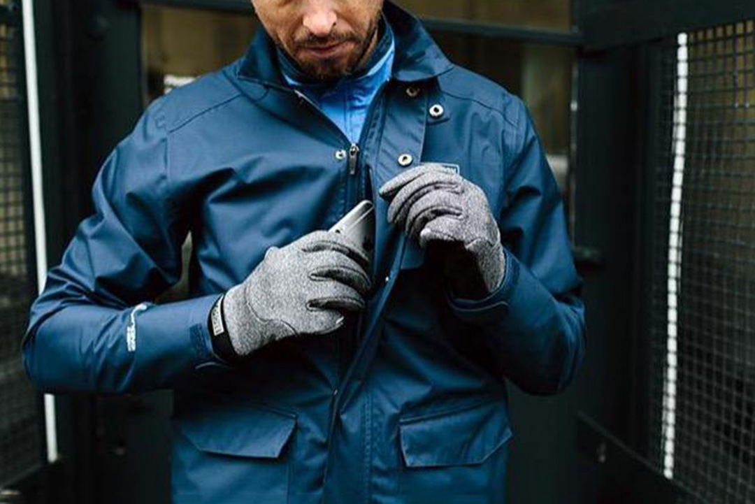 Man wearing Brompton Gloves