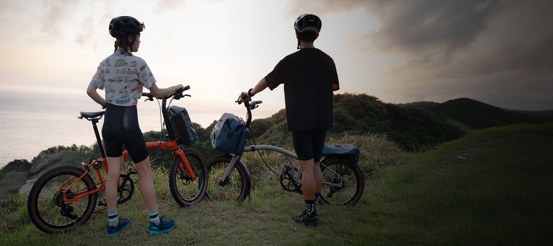 アウトドアでG Lineに乗る男性と女性
