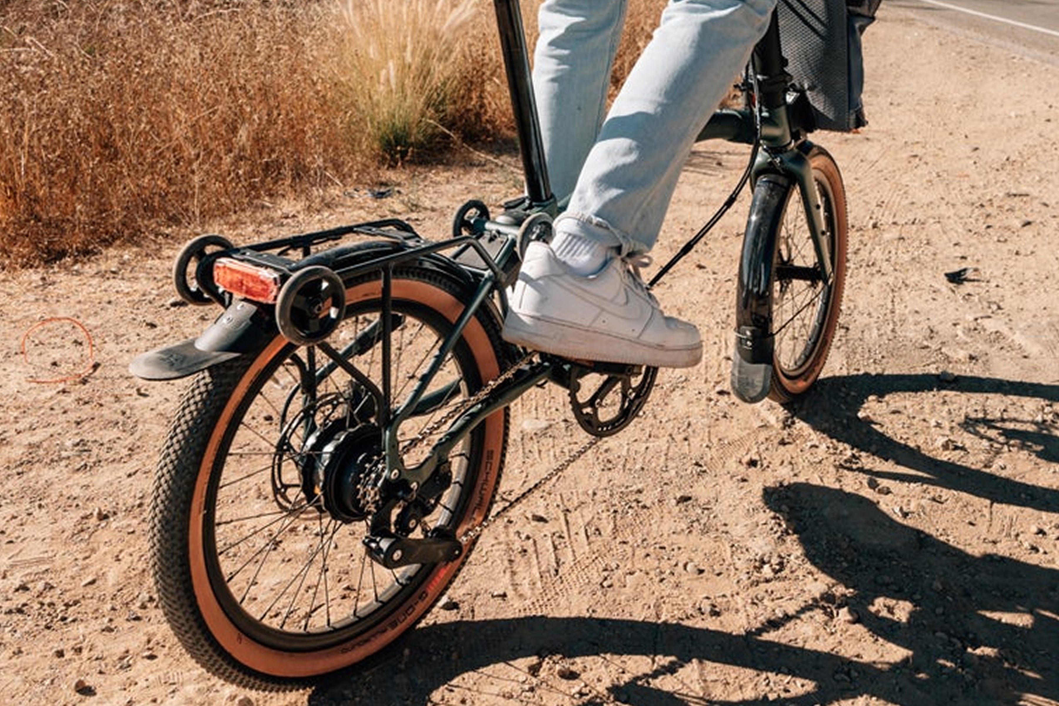 Brompton battery bag with lit up battery percentage indicators