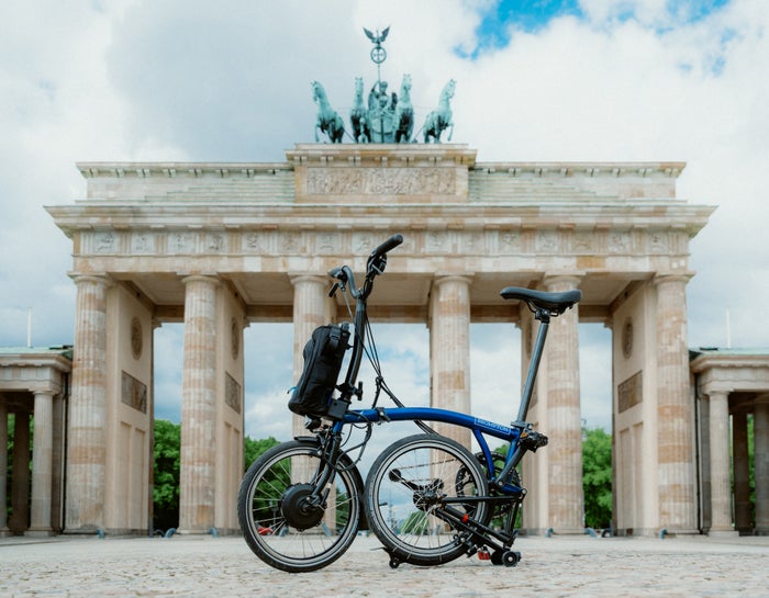 Frau auf einem Brompton-Fahrrad