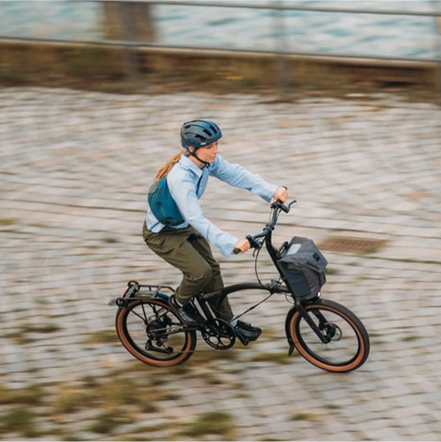 Person, die mit der Electric G Line fährt