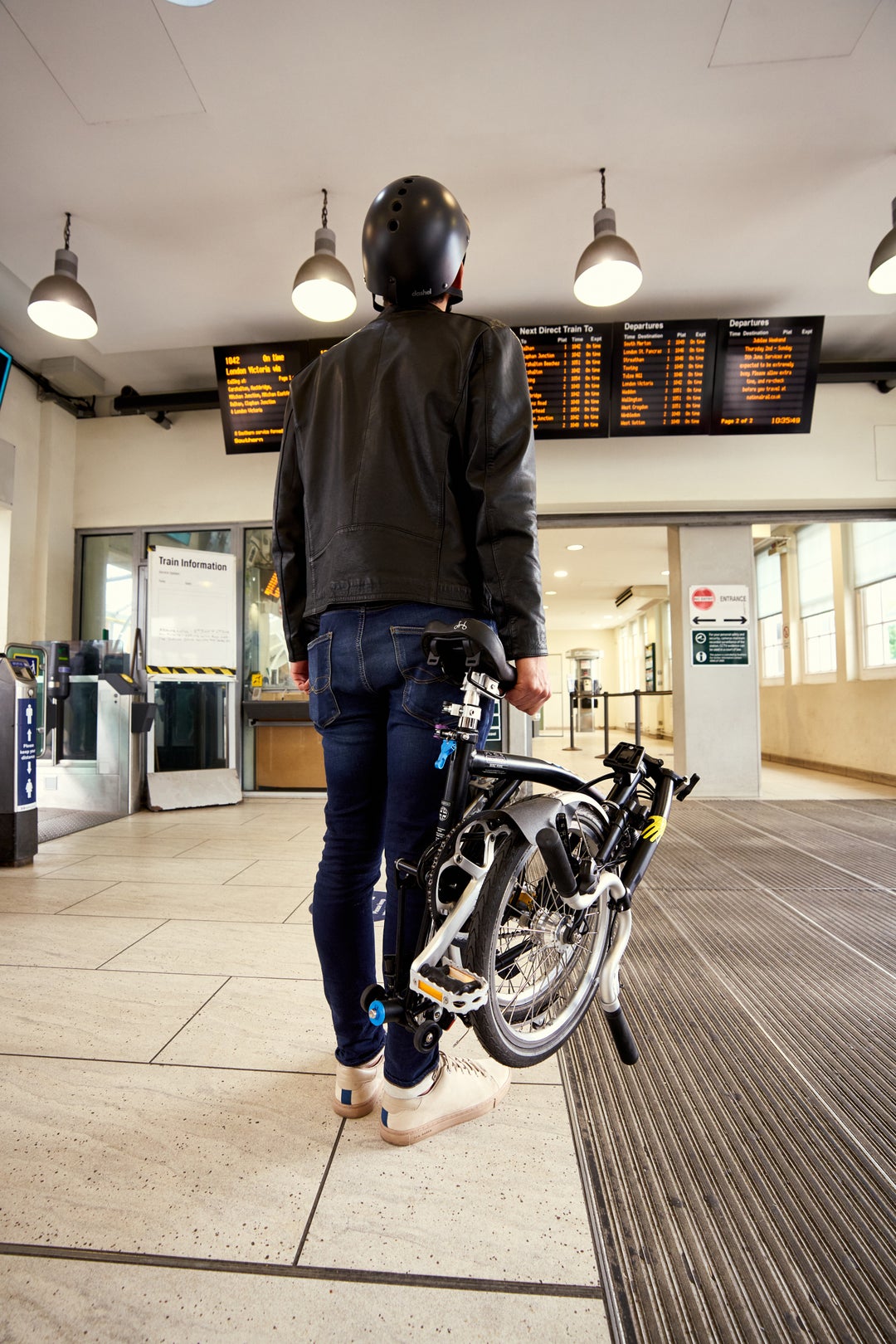 Person caryying their Brompton through a trainstation