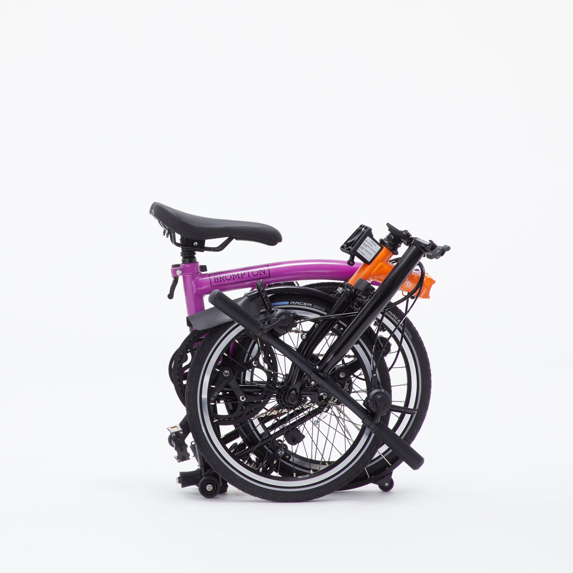 Ein gefaltetes Kenzo x Brompton-Rad in Violett und Orange