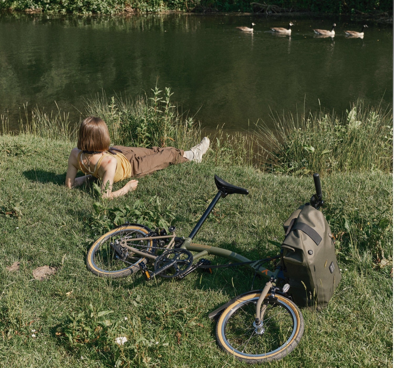 Een vrouw fietst op Bear Grylls Brompton Bike Collab