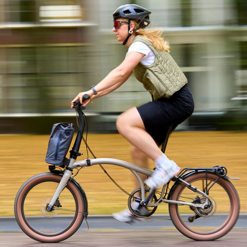Persona montando en bicicleta Brompton G Line