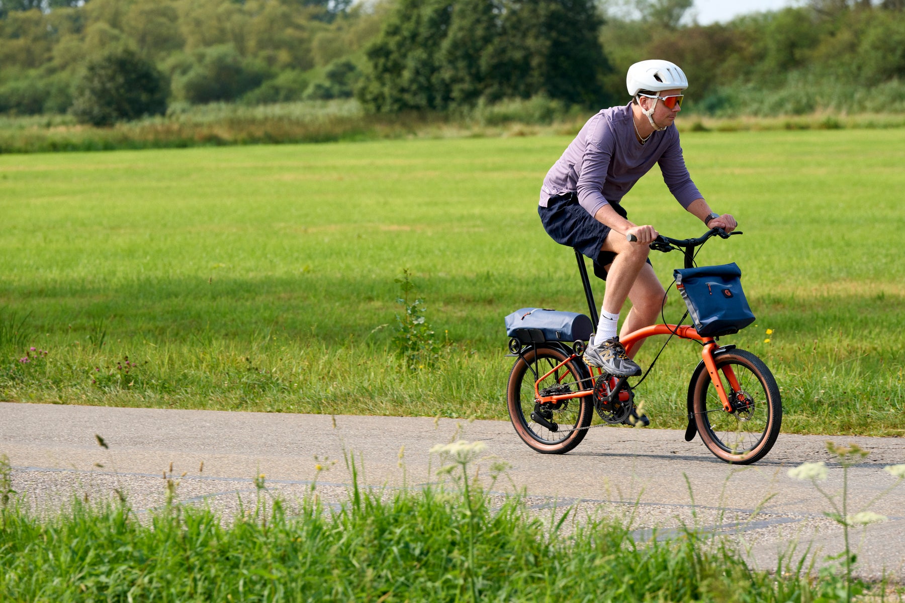 Persona montando en bicicleta Brompton G Line