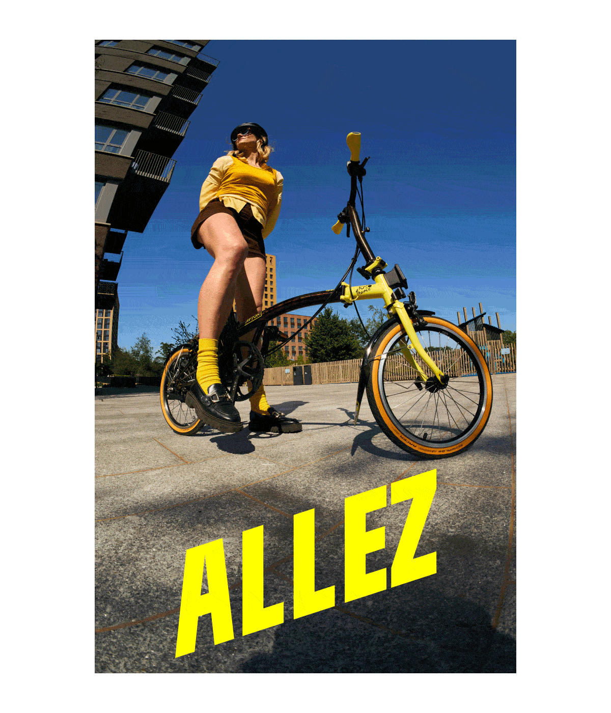 Allez Every Day の文字とコラボバイクで走る女性