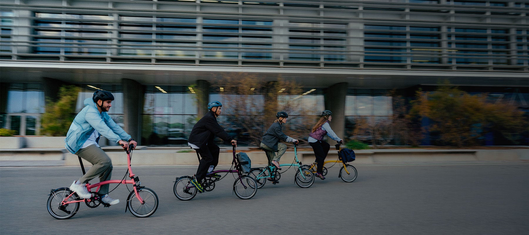 Cuatro personas montadas en bicicletas Brompton.