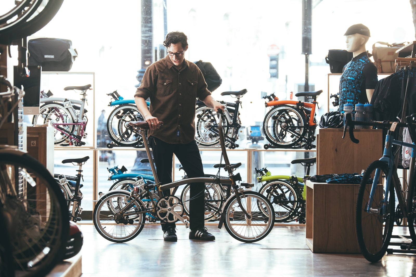 Persona che prova la bicicletta Brompton in negozio