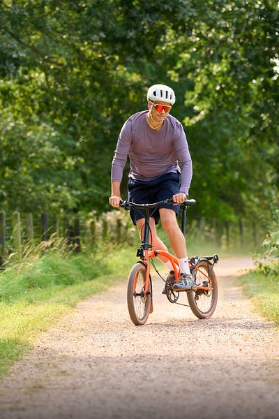 Persona montando en bicicleta Brompton G Line