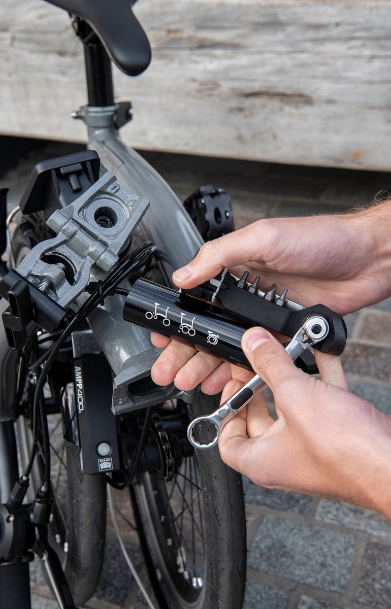 Person, die ein Toolkit in der Hand hält