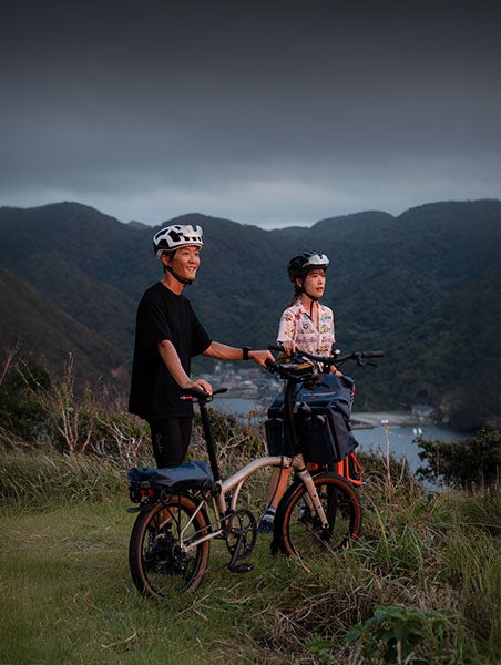 アウトドアでG Lineに乗る男性と女性