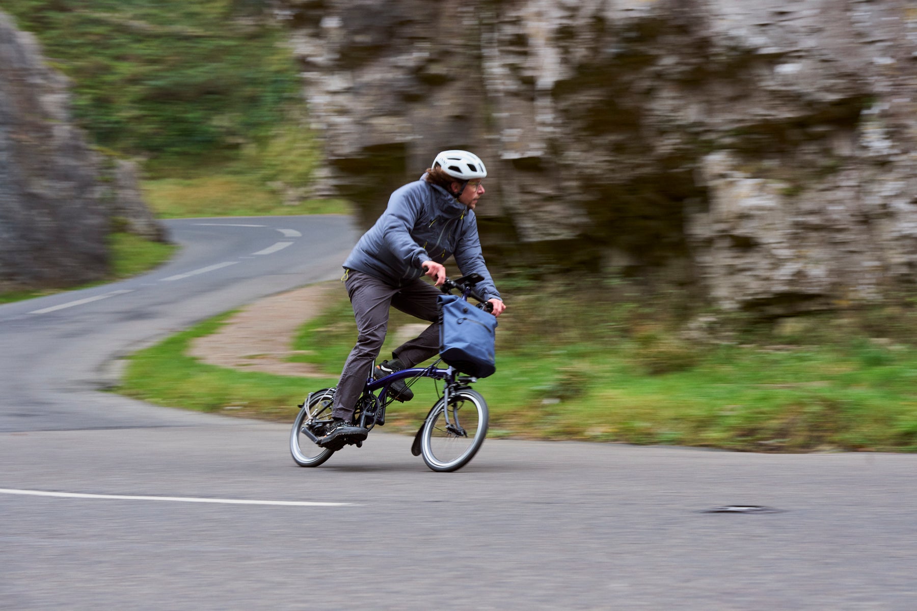 persoon fietst bergop op een brompton p line 12 speed