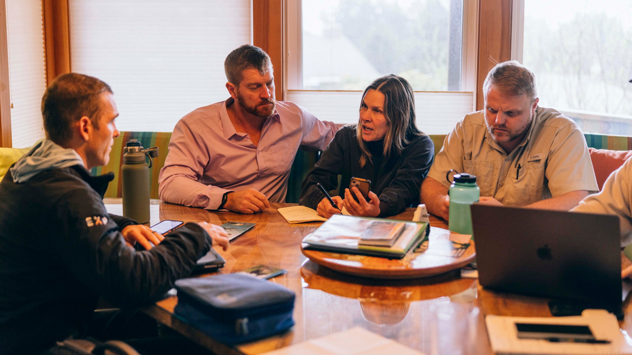 Guides discuss itineraries for Oregon.