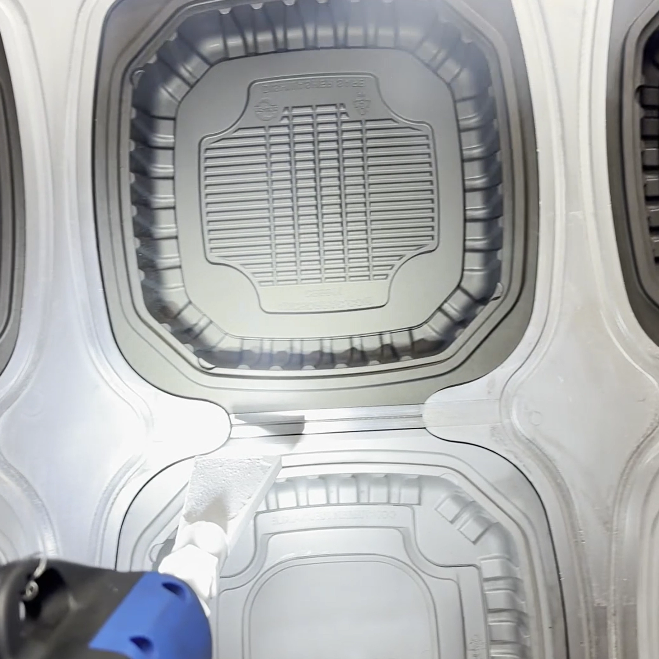 Nettoyage cryogénique manuel d'un moule de thermoformage plastique à la buse portative Cold Jet.