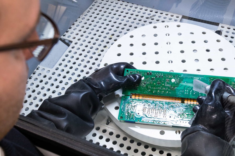 Sistema Cold Jet i3 MicroClean S4 em utilização numa placa de circuito