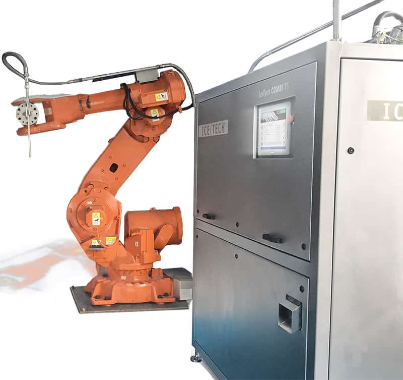 Braço robótico integrado a um sistema de jateamento com gelo seco, combinando produção e rebarbação automatizada