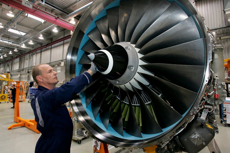 Compressor de motor de turbina de avião com pás de titânio