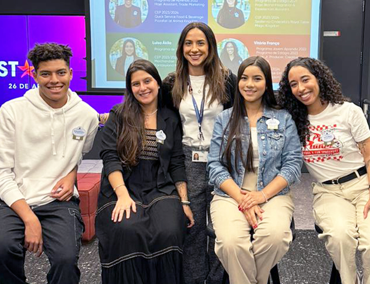 Group of Walt Disney Company LATAM interns and a recruiter smiling in front of a presentation