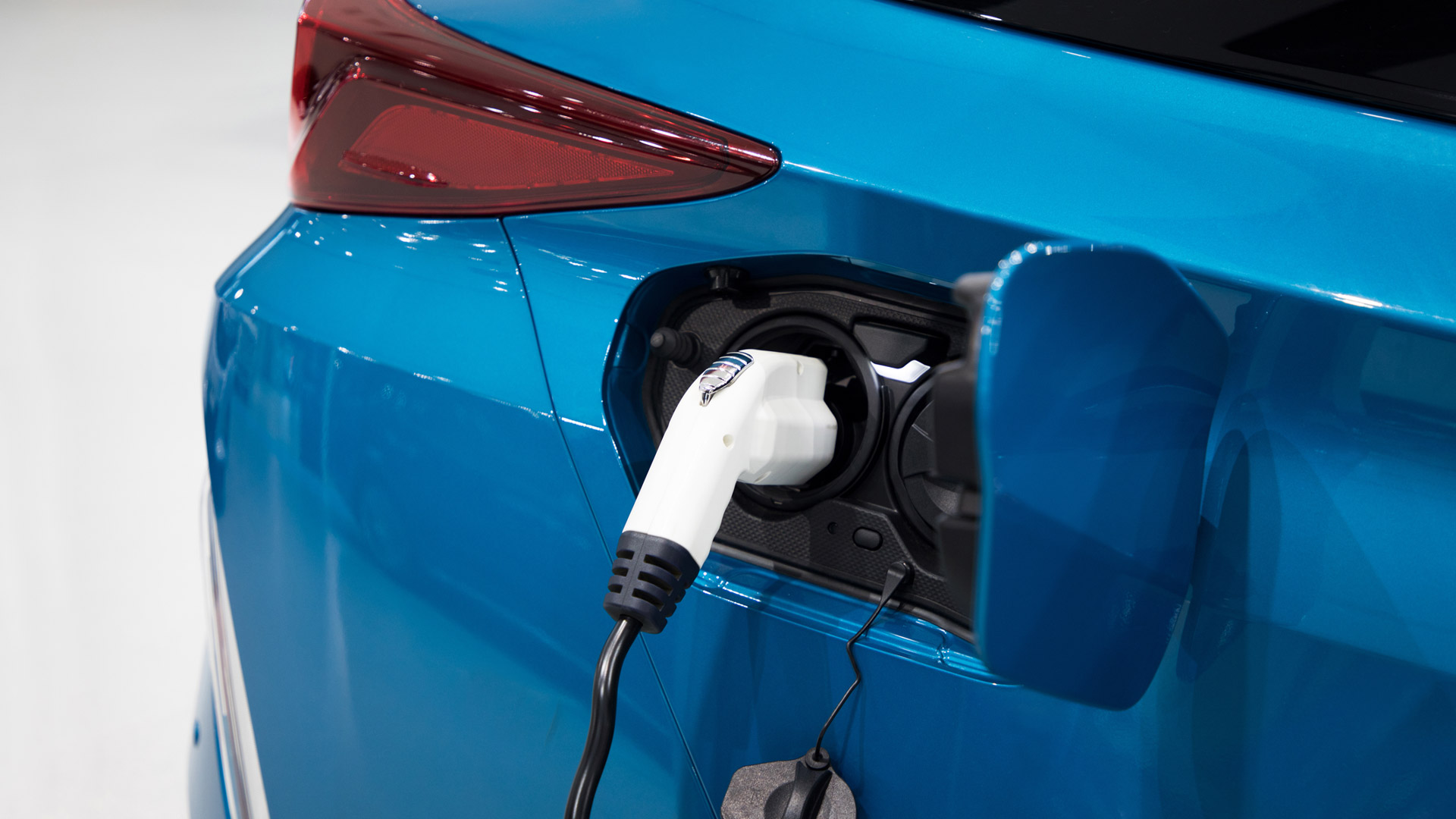 Hydrogen_Fuel_Cell_Car_charging_S_1117_PPT.jpg