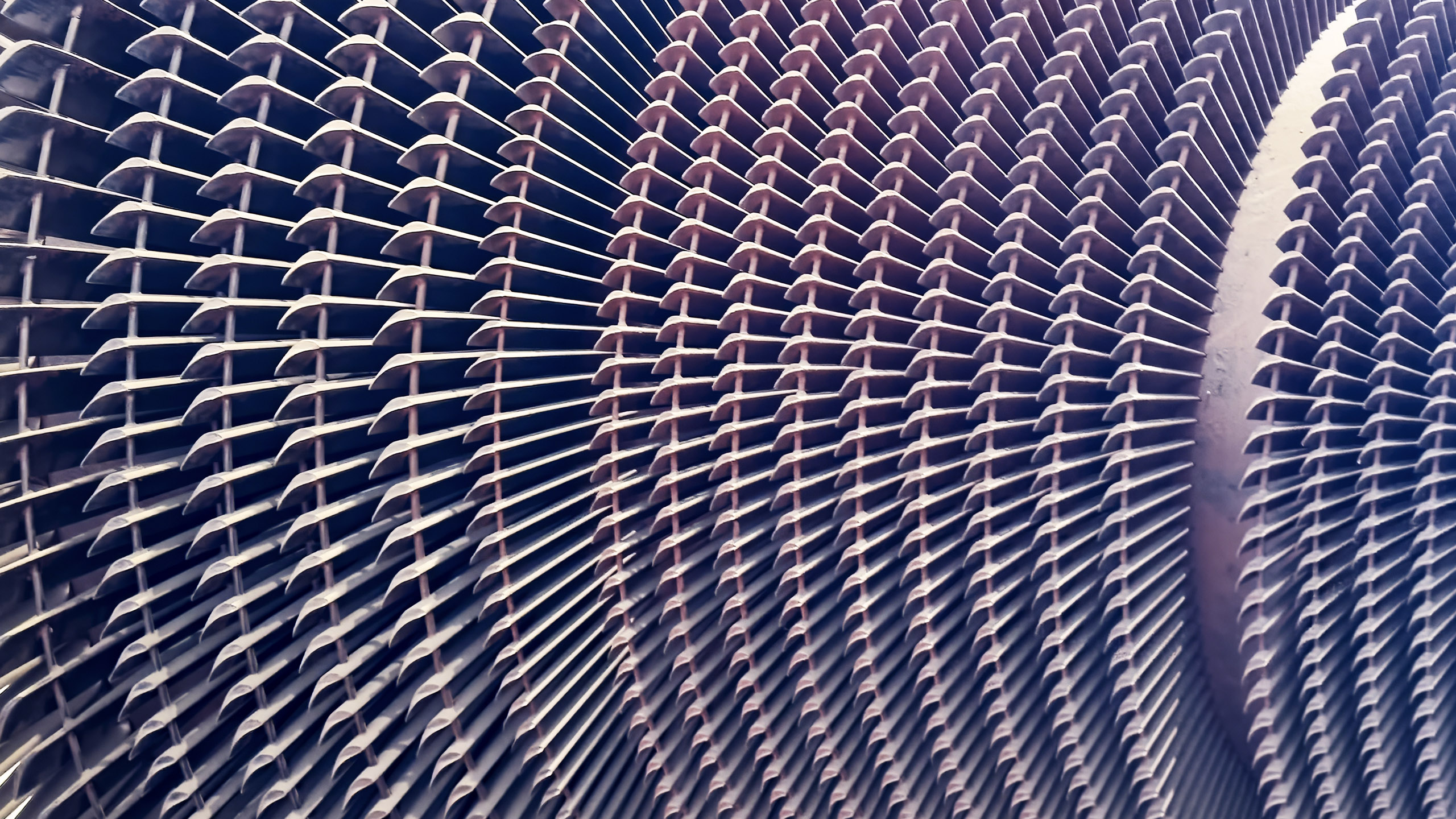 Industrial_steam_turbine_rotor_and_blades_PPT