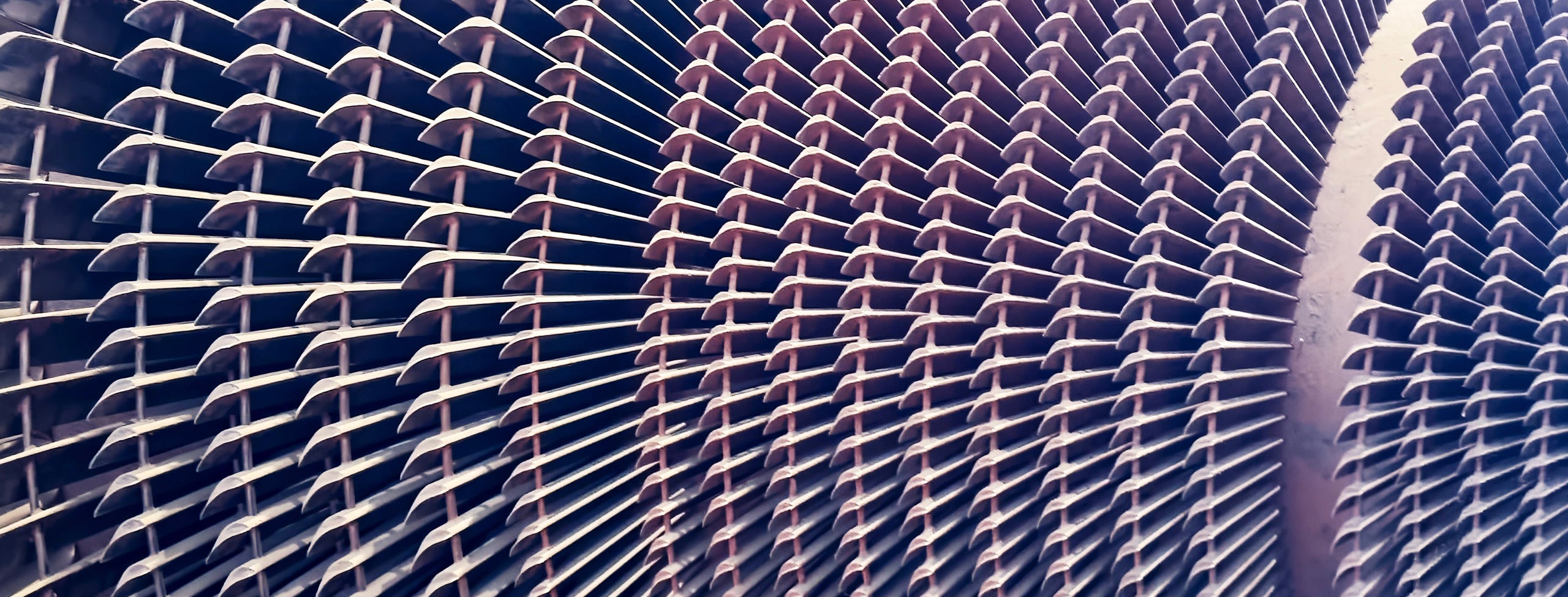 Industrial_steam_turbine_rotor_and_blades_PPT